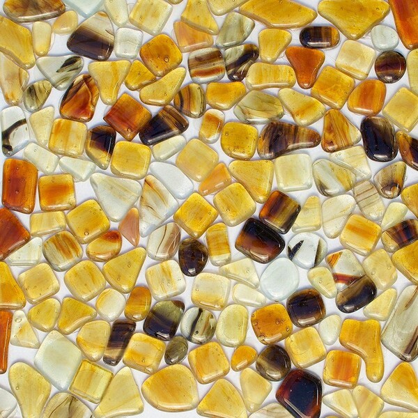 Mosaico de vidrio brillante Miele con piezas de color ámbar cálido y aspecto de guijarros dorados de Country Floors
