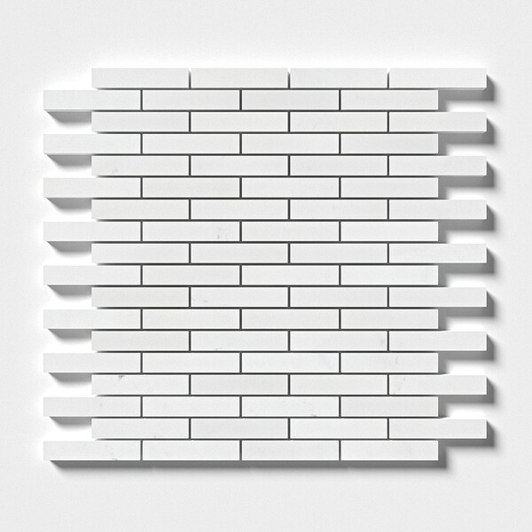 Mosaico de mármore Aspen White polido, 5/8x3, em padrão de tijolo linear branco, da Country Floors.