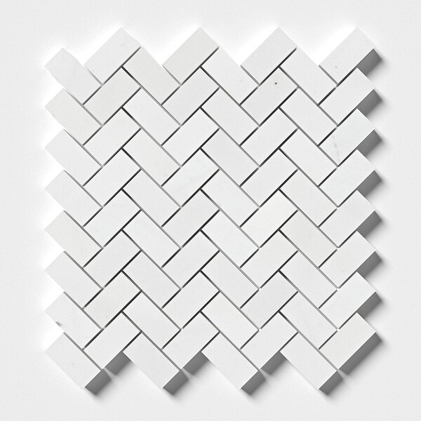Mosaico de mármore Aspen White polido em espinha de peixe 1x2 com acabamento branco suave da Country Floors.