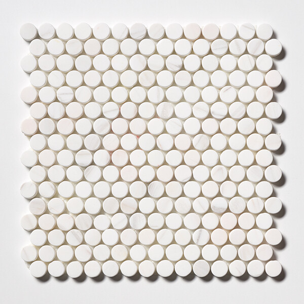 Mosaico de mármore branco redondo para banheiro e chuveiro, da Country Floors.