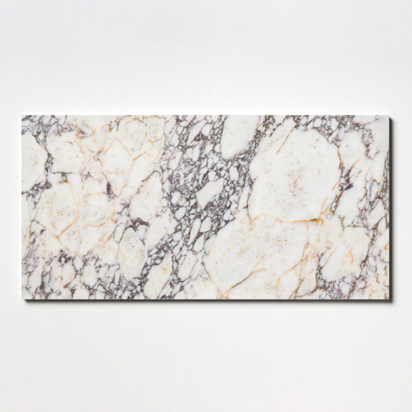 Piastrella in marmo Calacatta Picasso levigato con venature audaci, superficie artistica in pietra naturale di Country Floors.