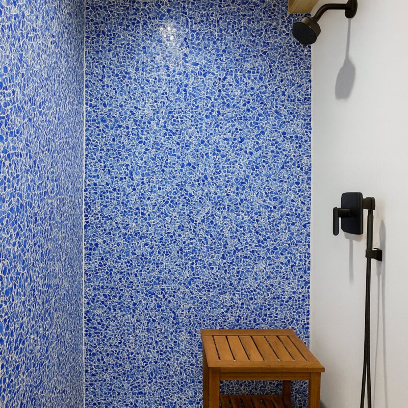 Mosaico de vidro azul brilhante em um tom vibrante de azul e translúcido para parede do box do banheiro, da Country Floors.