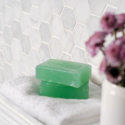 Glacier Honed Hexagon Marble Mosaic 10 3/8×12 (MS00677) Glacier Honed Andorra Marble Moldings 2×12 (ML00505)