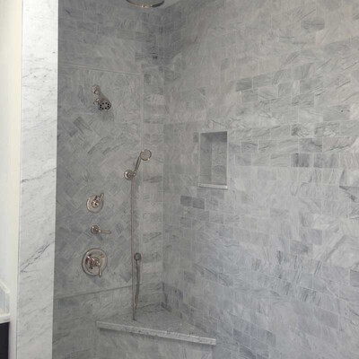 Avenza Honed Marble Tile 2 3/4×5 1/2 (TL12792) Avenza Honed Pencil Liner Marble Moldings 1/2×12 (ML00415)