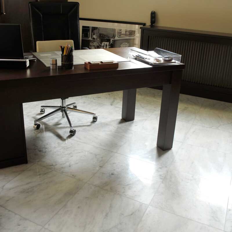 Interni per ufficio con pavimenti in marmo lucido che creano un ambiente di lavoro luminoso ed elegante, progettato da Country Floors.