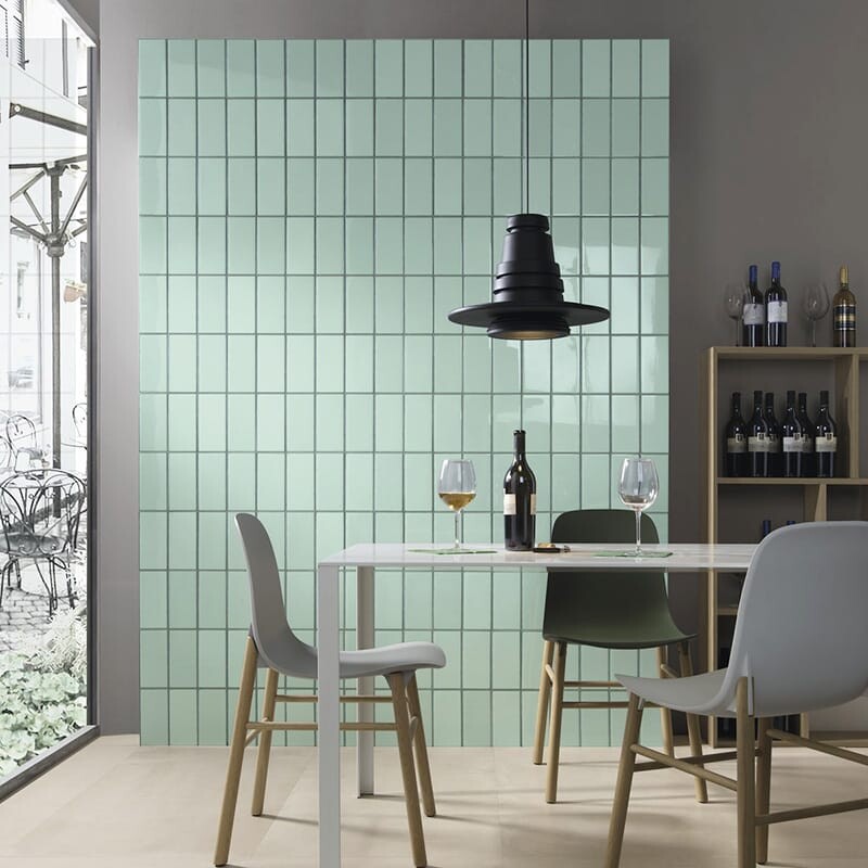 Rivestimento murale in piastrelle di ceramica lucida color acquamarina in una moderna zona pranzo, realizzato da Country Floors.