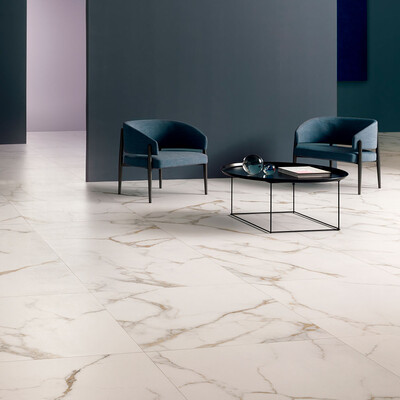 Piso de porcelanato com aparência de mármore polido em uma sala de estar moderna e luxuosa, da Country Floors.