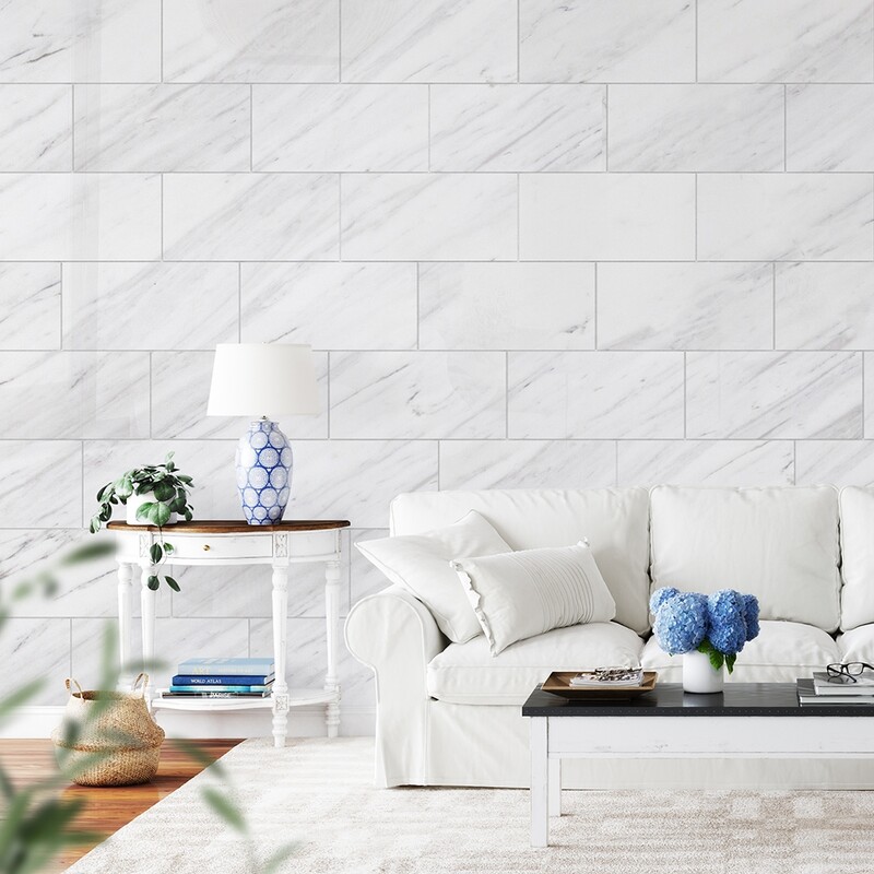 Carrelage en marbre blanc veiné adouci pour un design mural élégant dans un salon, par Country Floors