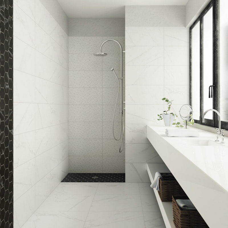 Azulejos de porcelana con aspecto de mármol de Carrara instalados en un luminoso y moderno espacio de ducha por Country Floors.