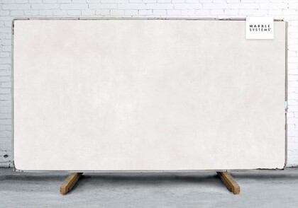 Image de dalle en porcelaine blanche mate effet béton 64×128