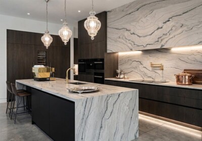 Изображение сцены в помещении: Полированная кварцитовая плита Macaubas Select, случайный размер (SL91451).