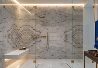 Изображение сцены в помещении: Полированная кварцитовая плита Macaubas Select, случайный размер (SL91451).